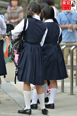 ジャンパースカートエロ 上下繋ぎの学生服、ジャンパースカートを着ている女の子のエロ ...